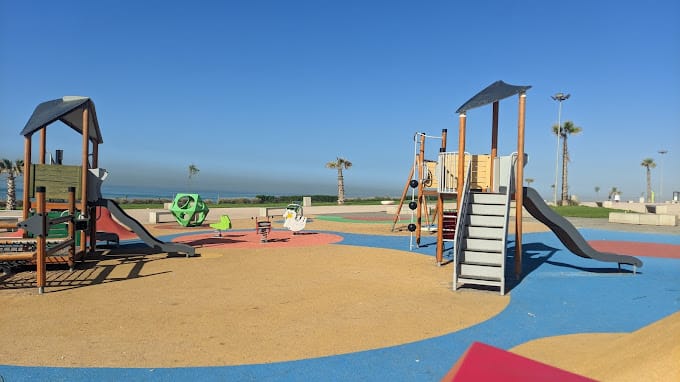 anza beach good space for kids with places to play and enjoyin time with parents
